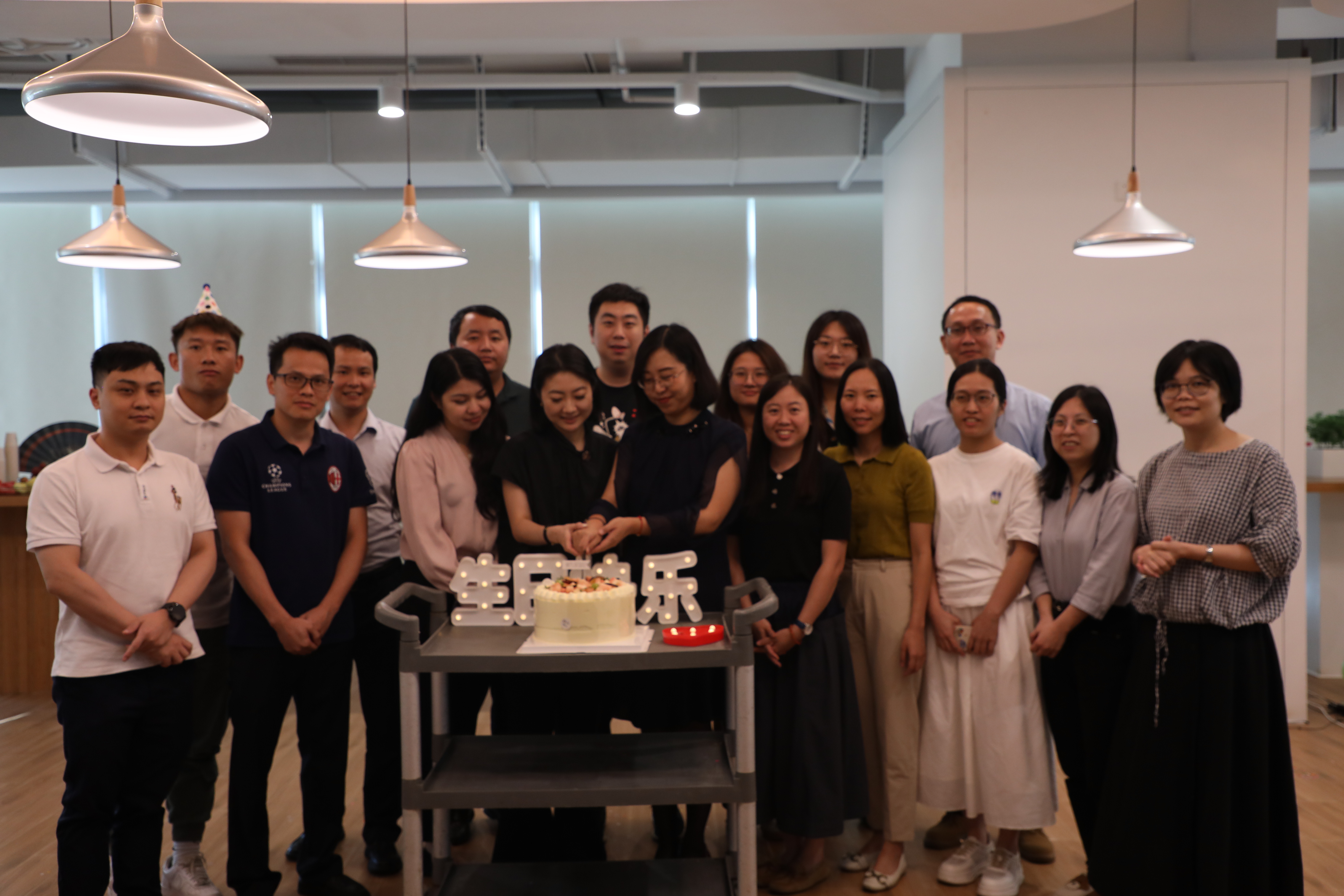 成人在线视频
2023年度第二期集体生日会